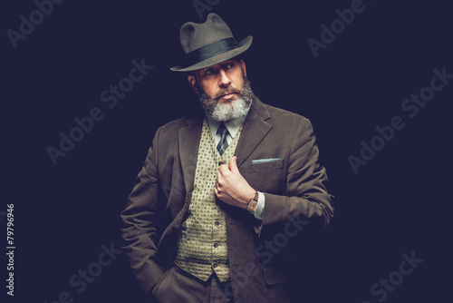 Fotografía Goatee Man in Formal Wear Looking to the Right