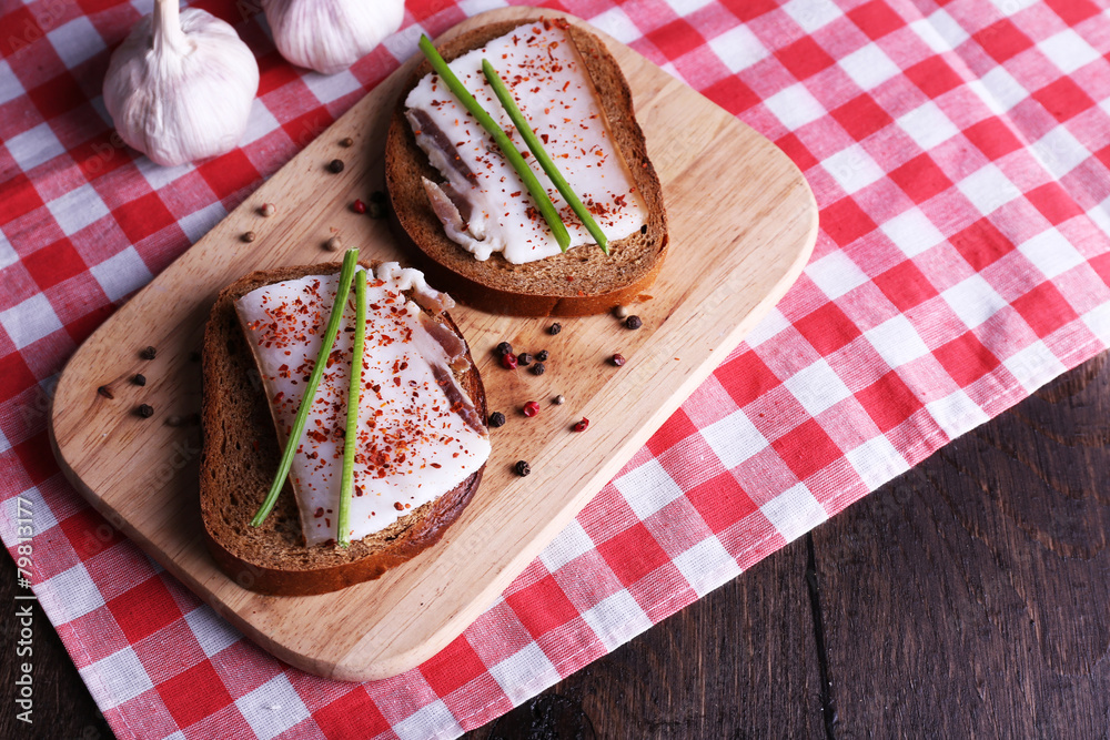 Sandwiches with lard