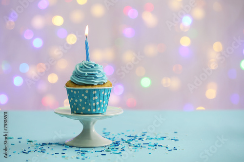 Obraz na plátne Delicious cupcake on table on light background