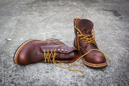 Naklejka - mata magnetyczna na lodówkę still life with brown man's shoes on concrete