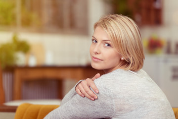 schöne junge frau mit blauen augen