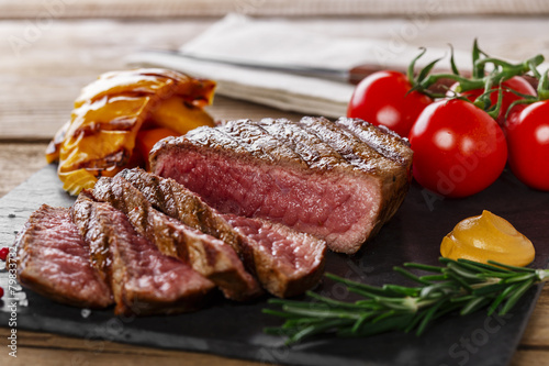 Grillés steak de boeuf rare en tranches avec des légumes Tableau sur Toile