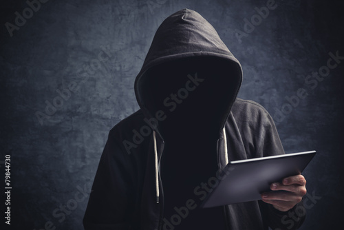Fotografía Anonymous unrecognizable man with digital tablet computer