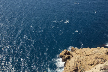 acantilado en el mar