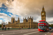 Chambres du Parlement et un bus rouge, Londres