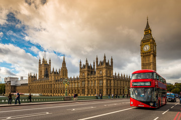 Wall Mural - Chambres du Parlement et un bus rouge, Londres