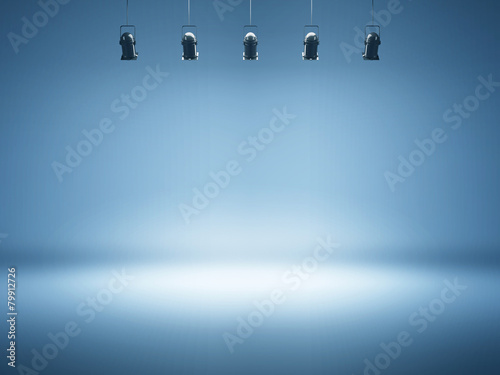 Fotografía blue spotlight background with studio lamps