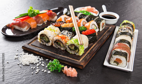 Fotografía Japanese seafood sushi set