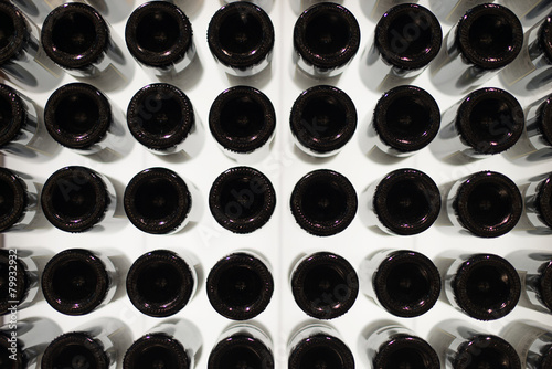 Cuadros en Lienzo Muchas botellas de vino. Vista inferior.