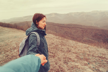 Canvas Print - Traveler couple walking in mountains