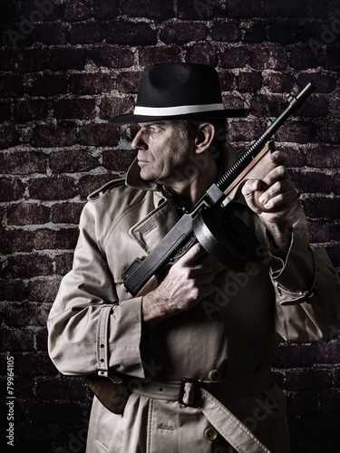 Gangster avec une arme à feu, imperméable portant Poster