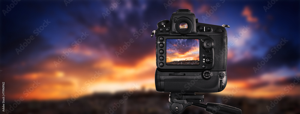 Dslr camera shooting on a cityscape sunset - obrazy, fototapety, plakaty 