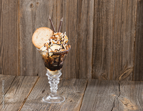 Fototapeta na wymiar Nuss-Eisbecher auf Holzhintergrund