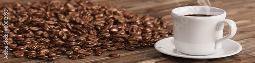 Plakat na zamówienie Frische Tasse Kaffee mit vielen Kaffeebohnen