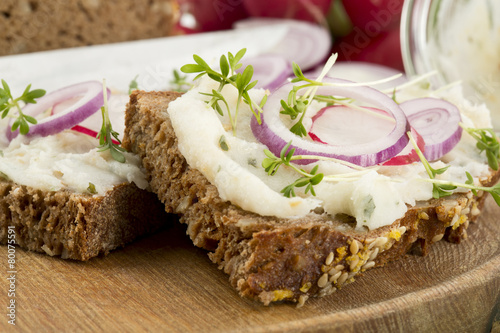 Schmalzbrot mit Kresse, rote Zwiebel und Radieschen Stock-Foto | Adobe ...