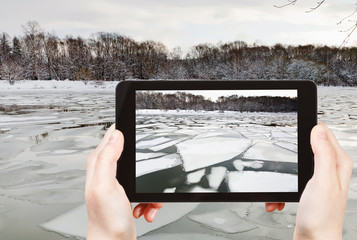 Poster - tourist photographs of floating of ice on river