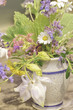 Frische Blumen aus dem Garten in einer bäuerlichen Vase  - Vintage Stilleben