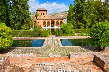 Fototapete - Alhambra de Granada. El Partal, amazing garden with some ponds