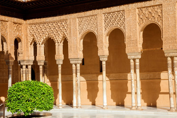 Fototapete - Alhambra de Granada. Gallery in the Court of the Lions