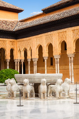 Fototapete - Alhambra de Granada: The Court of the Lions