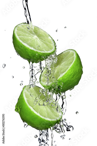 Naklejka - mata magnetyczna na lodówkę Three slices of lime poured with water