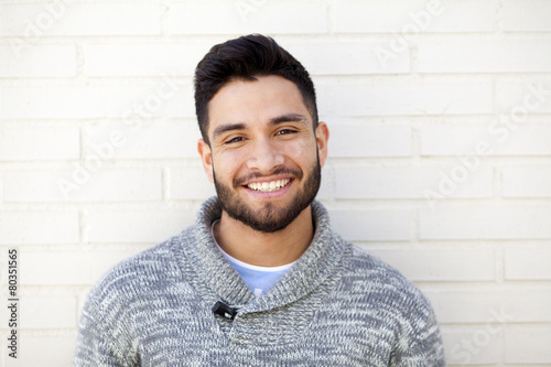 Fotografía Retrato de joven con barba Mirando una Cámara