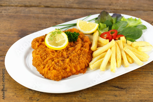 Naklejka dekoracyjna Schnitzel Wiener Art mit Pommes