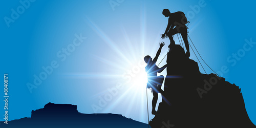 Fotografía Concept de la solidarité, avec deux alpinistes qui arrivent au sommet d'une montagne après l'avoir escaladé avec succès