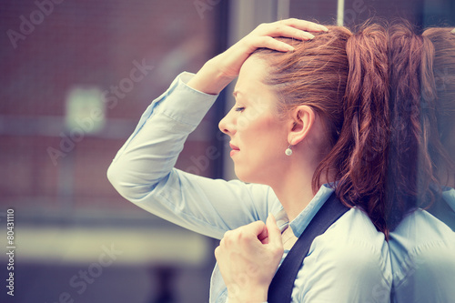 Fotografía Stressed sad young woman outdoors. Urban life style stress