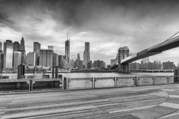 Wall Mural - Black and white view of Manhattan from Brooklyn Bridge Park, New