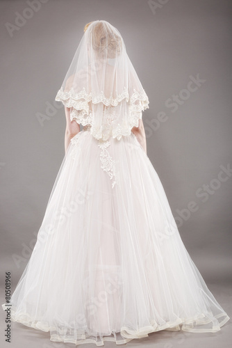 Beautiful Bride And Beautiful Wedding Dress Kaufen Sie Dieses Foto