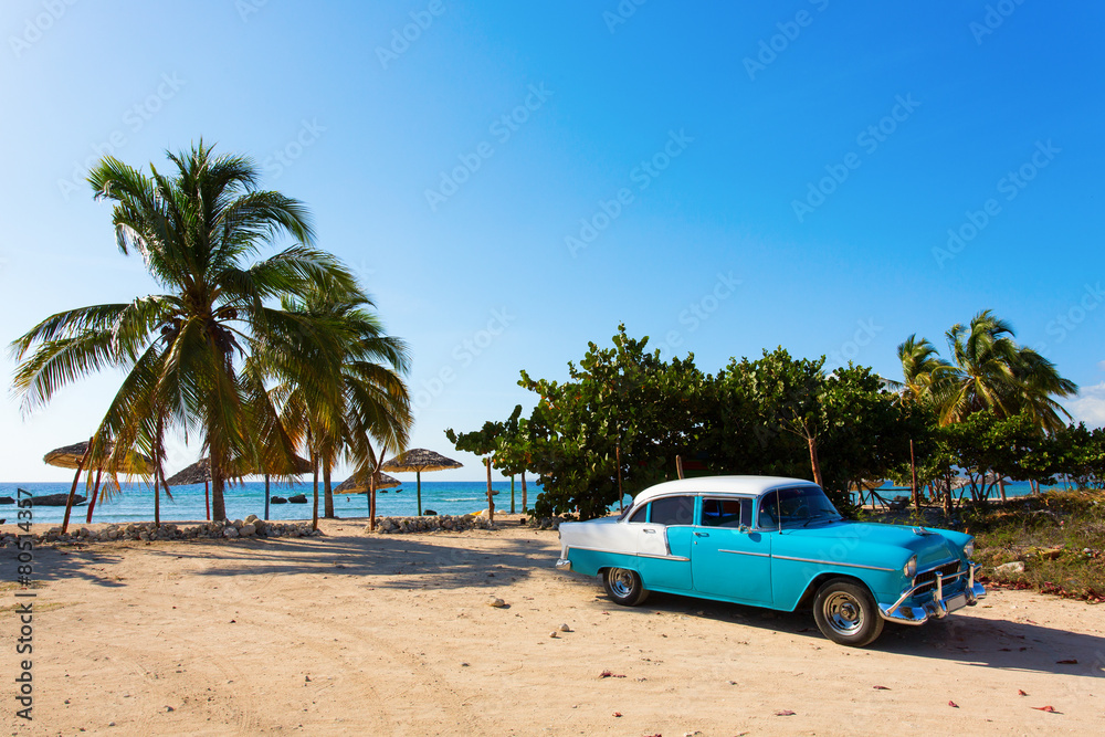 Zabytkowy samochód na plaży, Kuba - obrazy, fototapety, plakaty 