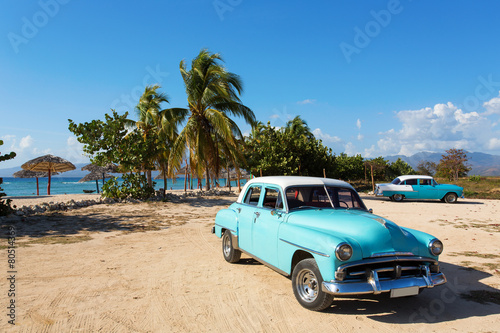 Dekoracja na wymiar  stary-klasyczny-samochod-na-plazy-na-kubie