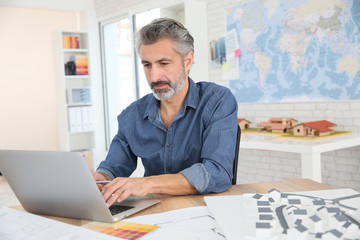 Canvas Print - Porrtait of smiling architect in office