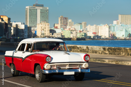 Naklejka - mata magnetyczna na lodówkę HAVANA - FEBRUARY 26: Classic car and antique buildings on Febru