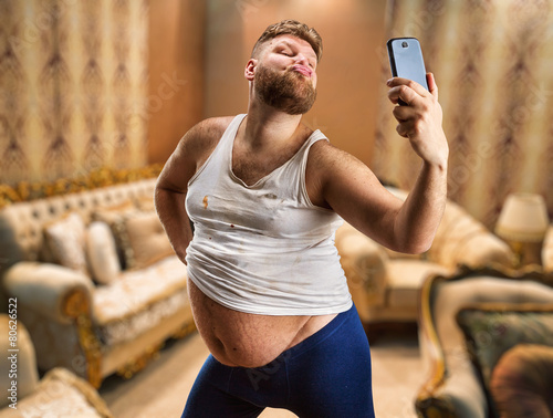 Fotomural Fat glamour man takes selfie