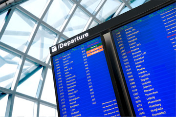 Fototapete - Flight information, arrival and departure board at the airport