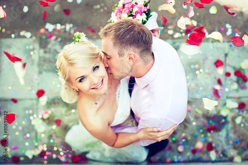 Fotografía El par hermoso de la boda, el novio besa a la novia