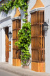 Hermosas calles y fachadas de las casas coloniales de la ciudad amurallada de Cartagena de Indias en Colombia. Casa de ventanas amarillas