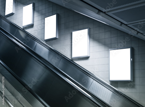 Fotomural Mockup Vertical Ad Poster sign display on Metro station