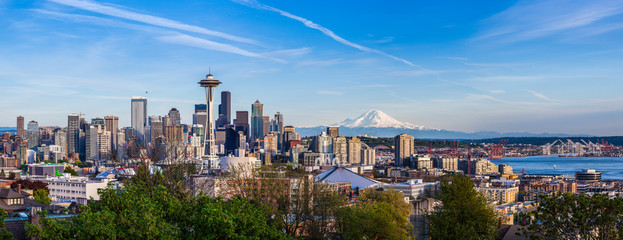 Fototapete - Panorama view of Seattle downtown skyline and Mt. Rainier, Washi