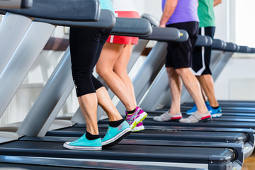 Gruppe von Leuten auf Laufband bei Fitness Sport