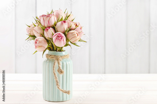 Fotografie, Obraz Bouquet of pink roses in turquoise ceramic vase