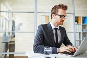 Canvas Print - Businessman typing