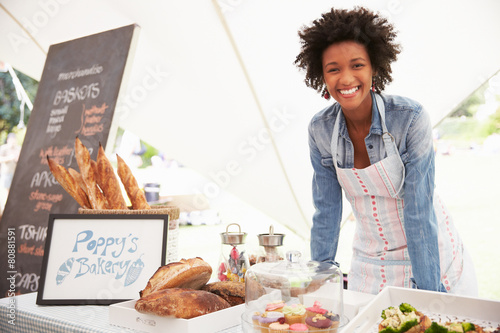 Fotografía Female Bakery Stall Holder At Farmers Fresh Food Market