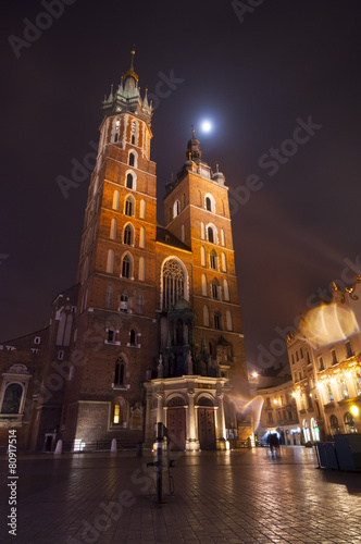 Zdjęcie XXL Kościół Mariacki w Krakowie, Polska. Nocne strzelanie