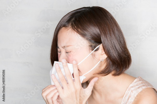 花粉症 くしゃみをする若い女性 Stock Photo Adobe Stock
