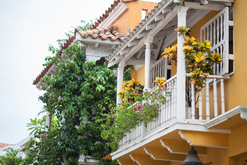 Detalle en las hermosas fachadas de las casas coloniales de la ciudad amurallada de Cartagena de Indias en Colombia. Hermoso balcón amarillo