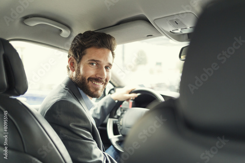 Plakat Portret mężczyzny w jego samochodzie. patrząc na kamery