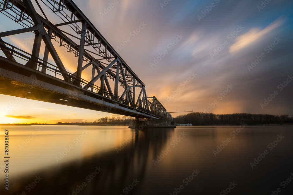 Stary kolejowy most zwodzony na Odrze w Szczecinie - obrazy, fototapety, plakaty 
